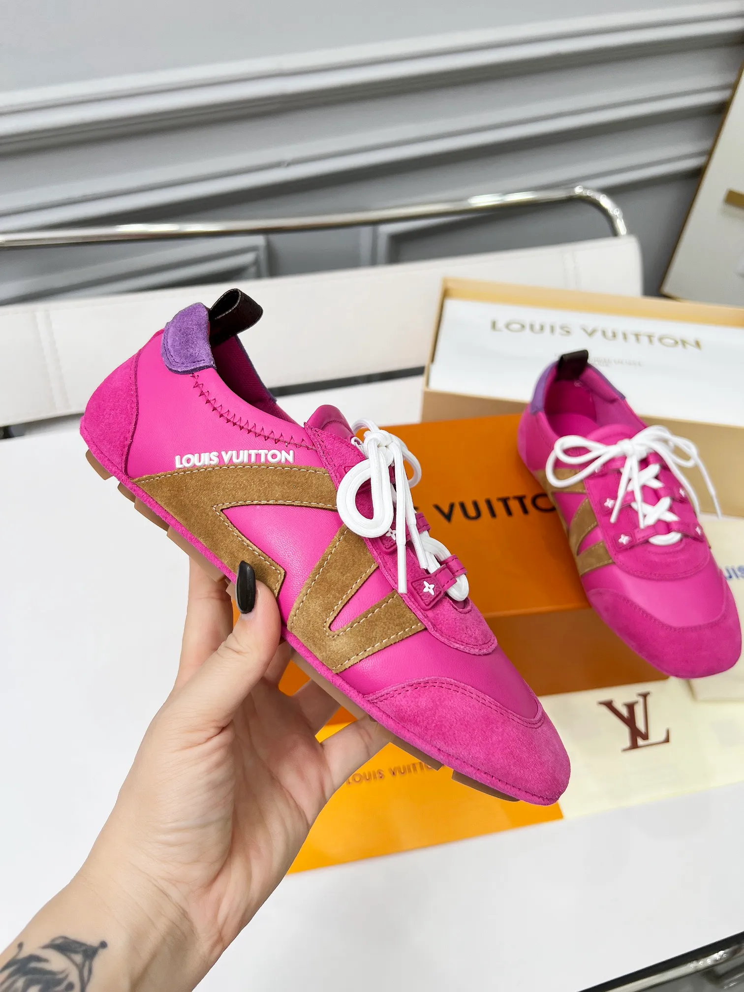 👟👟Ex-factory price 600👟👟 LV Sneakerina ballet-style sneakers are made of soft sheepskin and suede cow leather trimmings, and Monogram canvas is used to write the LV letters on the side, combining the light structure of ballet shoes with the comfortable texture of sneakers. Sacchetto craftsmanship and an injection-molded outsole complete the package, allowing for flexibility in a variety of looks. Code number: 35~41, colors are being updated...